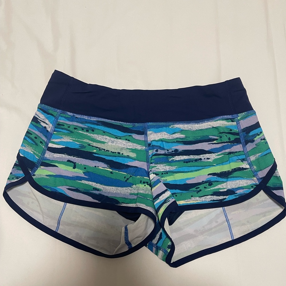 Lululemon 2.5 inch Hotty Hot shorts